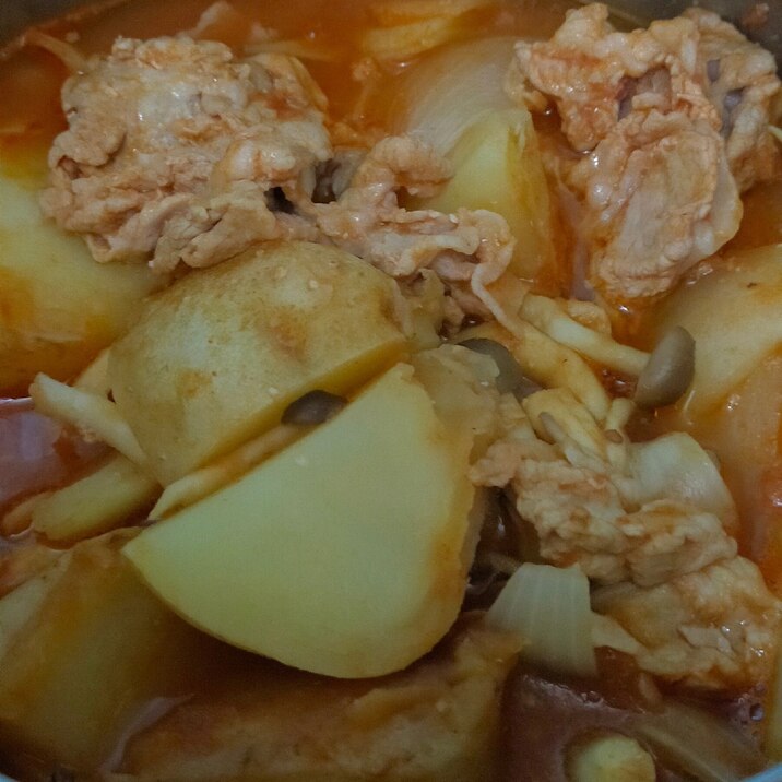 豚肉とじゃが芋のトマト煮込み